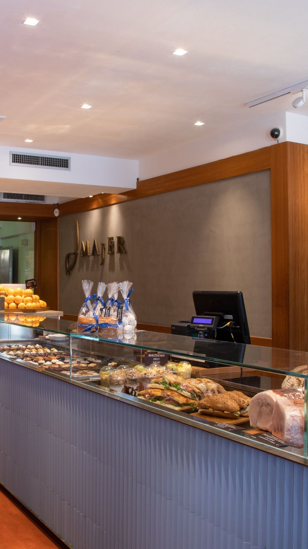 Bancone del punto vendita Majer a Piazzale Roma